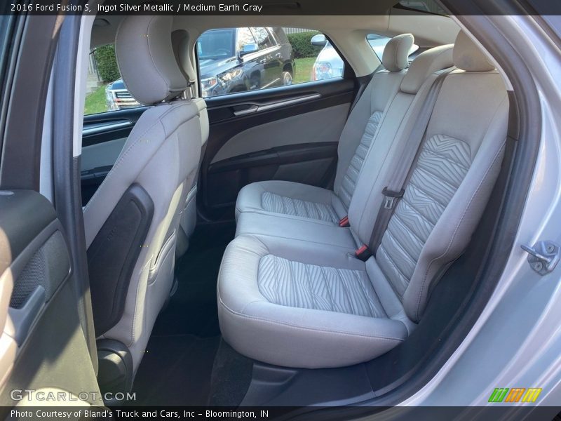 Ingot Silver Metallic / Medium Earth Gray 2016 Ford Fusion S