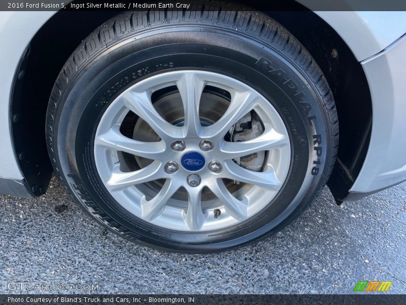 Ingot Silver Metallic / Medium Earth Gray 2016 Ford Fusion S