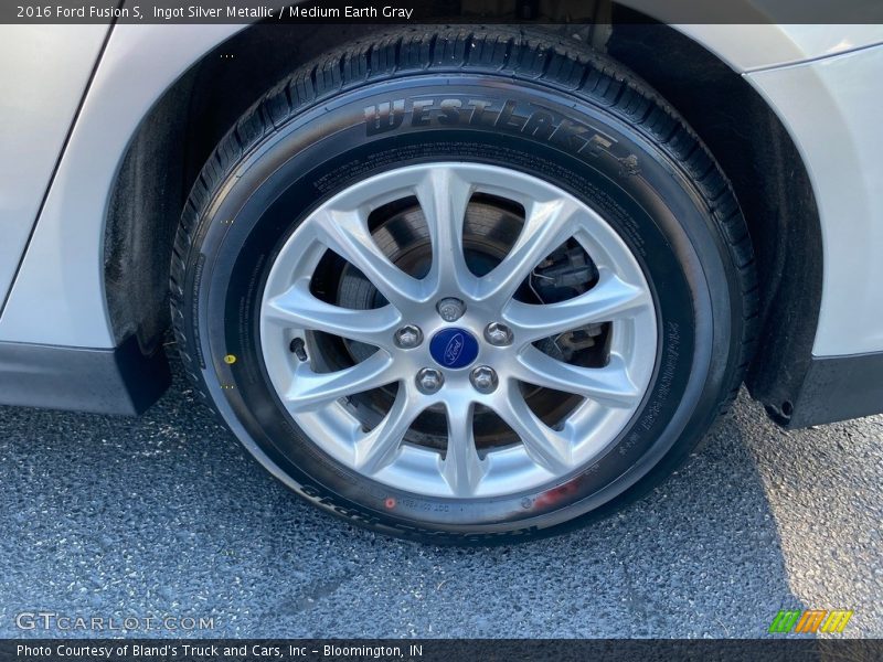 Ingot Silver Metallic / Medium Earth Gray 2016 Ford Fusion S