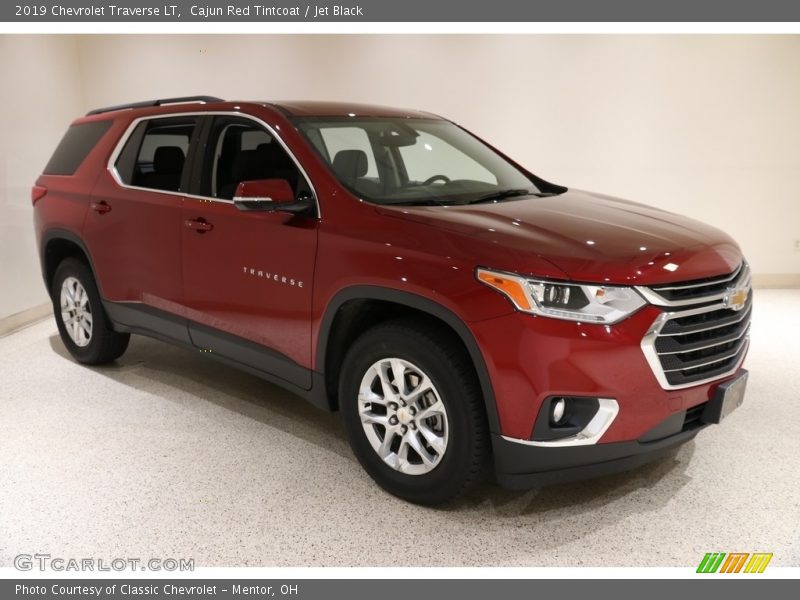 Front 3/4 View of 2019 Traverse LT