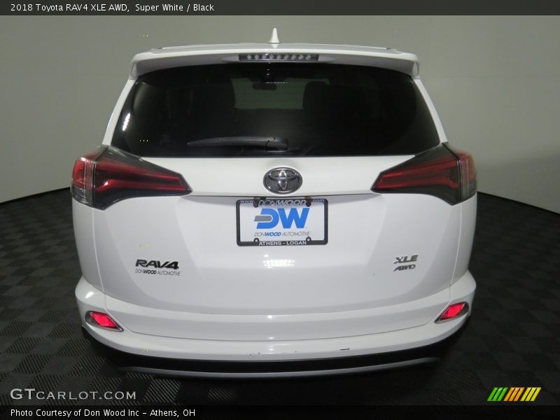 Super White / Black 2018 Toyota RAV4 XLE AWD