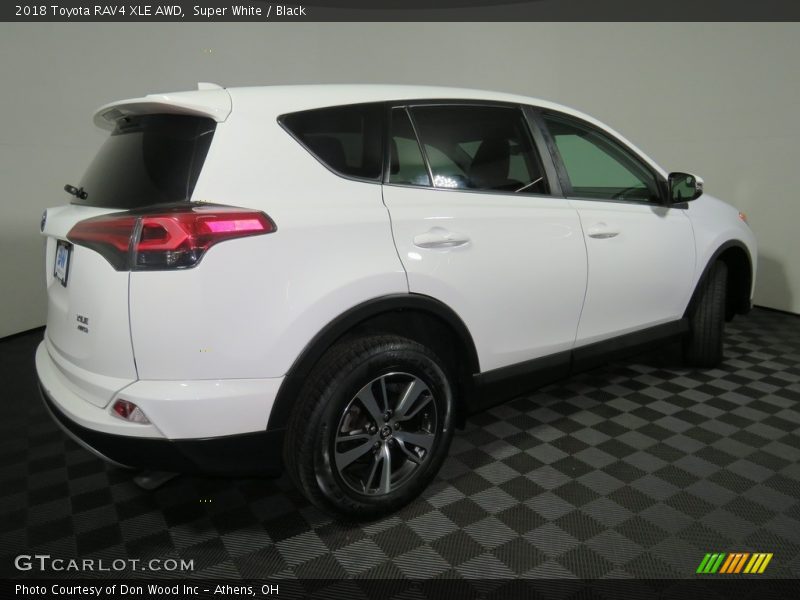 Super White / Black 2018 Toyota RAV4 XLE AWD