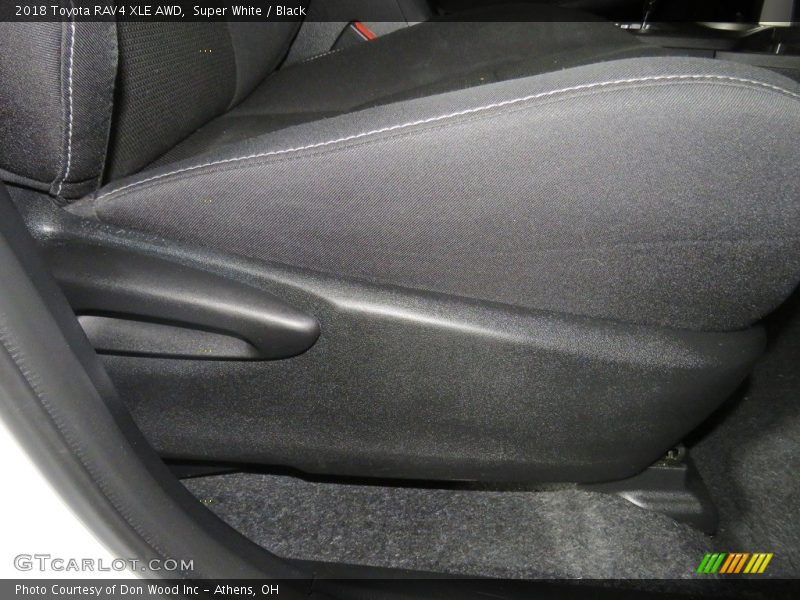 Super White / Black 2018 Toyota RAV4 XLE AWD