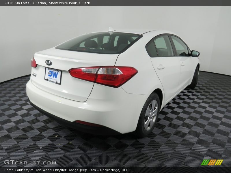 Snow White Pearl / Black 2016 Kia Forte LX Sedan