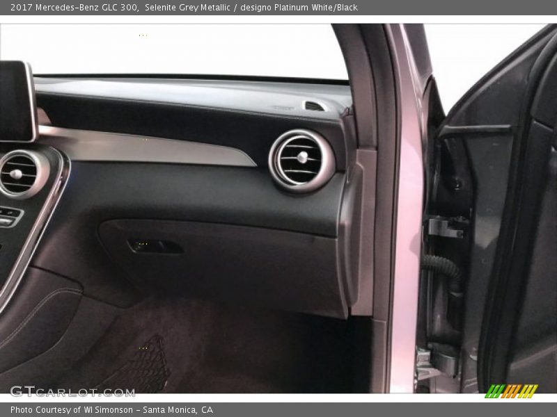 Selenite Grey Metallic / designo Platinum White/Black 2017 Mercedes-Benz GLC 300
