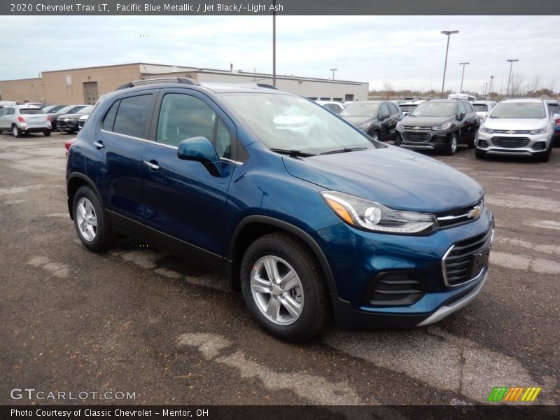 Front 3/4 View of 2020 Trax LT