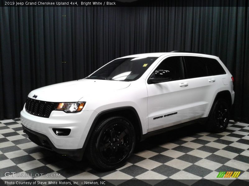 Front 3/4 View of 2019 Grand Cherokee Upland 4x4