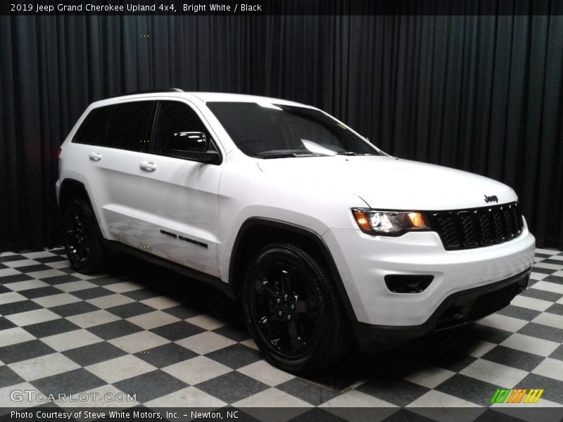 Bright White / Black 2019 Jeep Grand Cherokee Upland 4x4