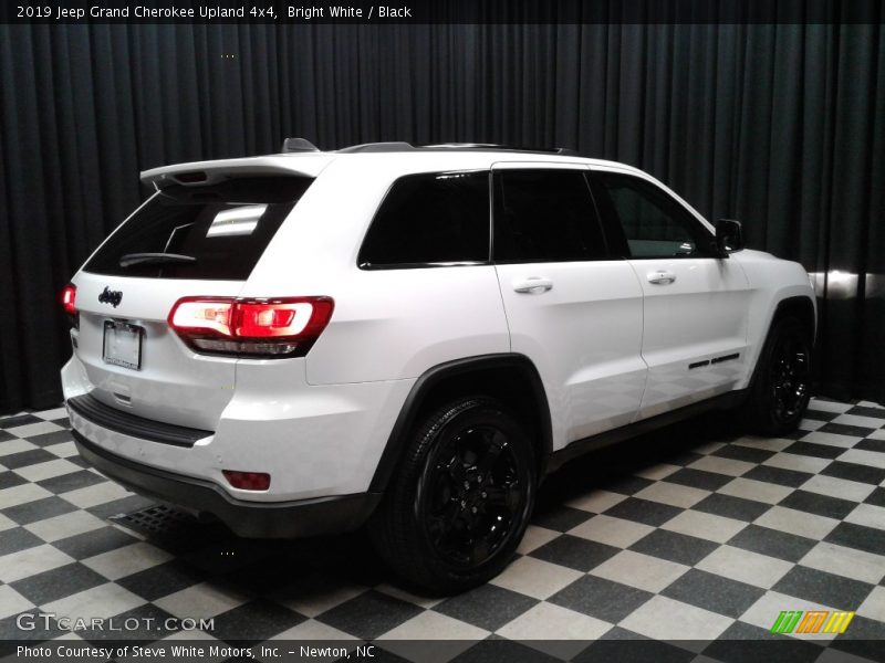 Bright White / Black 2019 Jeep Grand Cherokee Upland 4x4