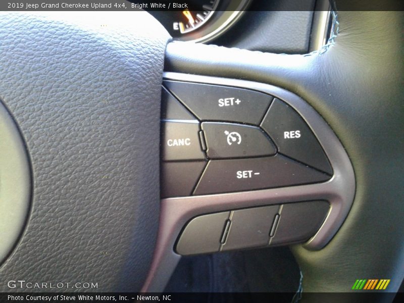 Bright White / Black 2019 Jeep Grand Cherokee Upland 4x4