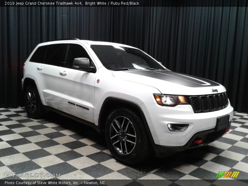 Bright White / Ruby Red/Black 2019 Jeep Grand Cherokee Trailhawk 4x4