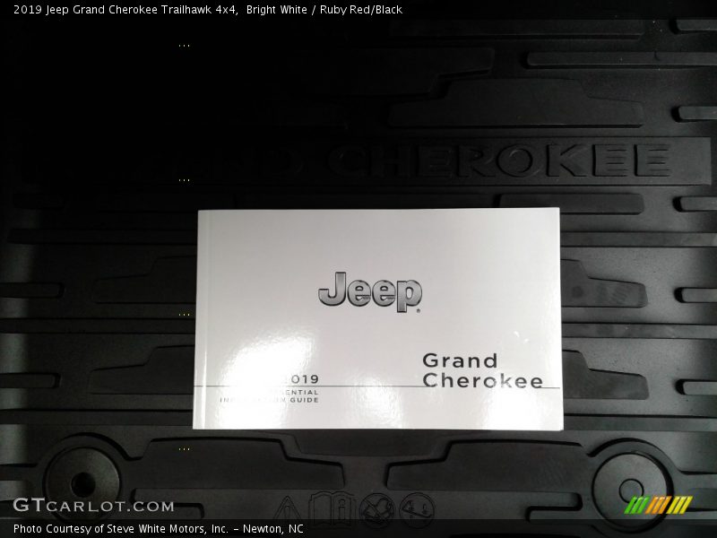 Bright White / Ruby Red/Black 2019 Jeep Grand Cherokee Trailhawk 4x4