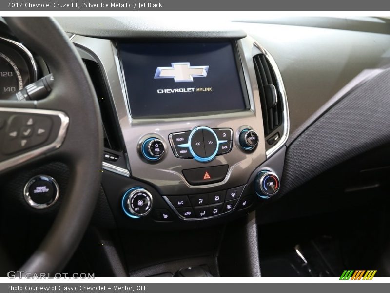 Silver Ice Metallic / Jet Black 2017 Chevrolet Cruze LT