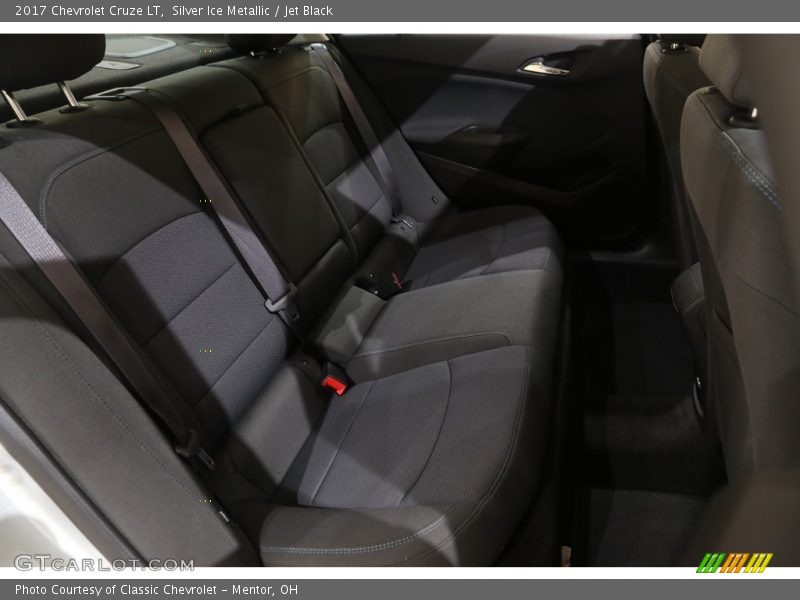 Silver Ice Metallic / Jet Black 2017 Chevrolet Cruze LT