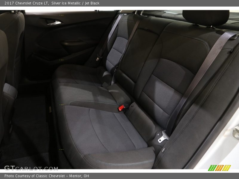 Silver Ice Metallic / Jet Black 2017 Chevrolet Cruze LT