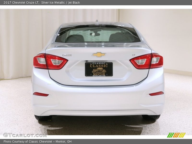Silver Ice Metallic / Jet Black 2017 Chevrolet Cruze LT