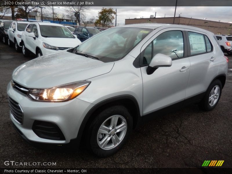 Front 3/4 View of 2020 Trax LS