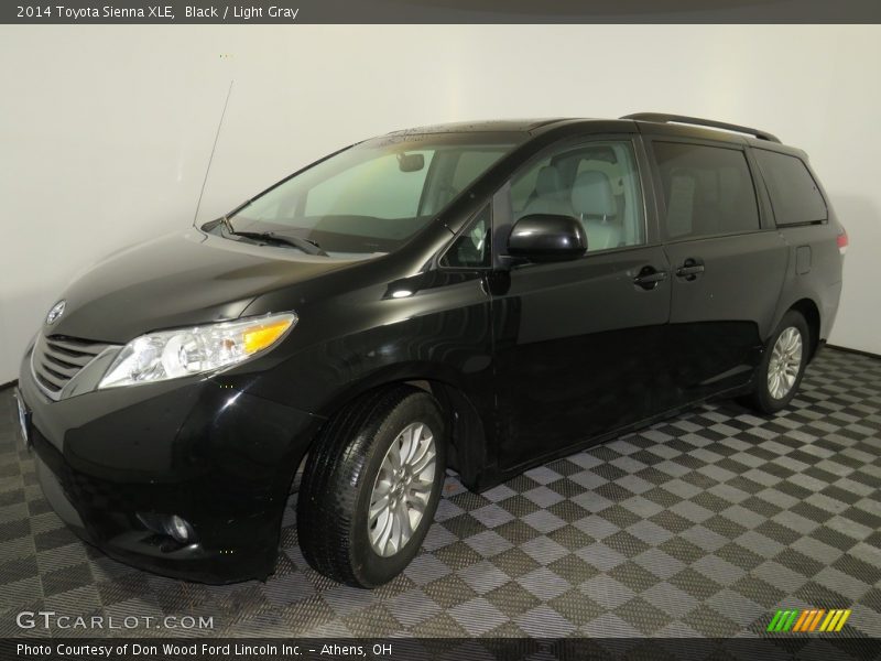 Front 3/4 View of 2014 Sienna XLE