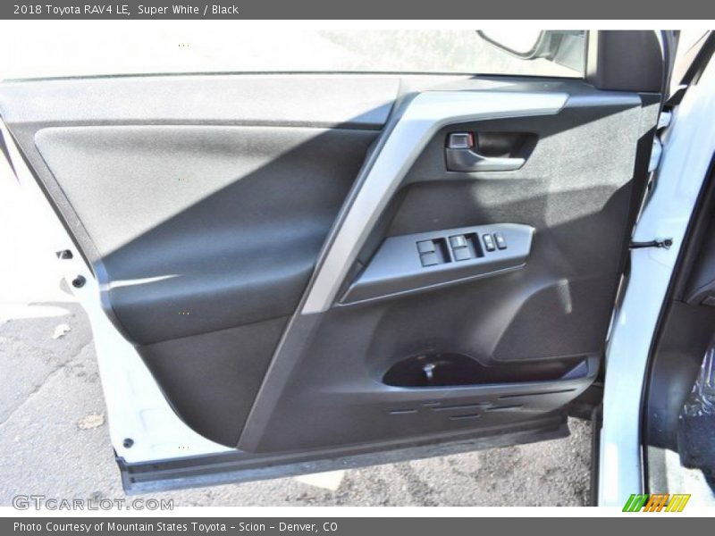 Super White / Black 2018 Toyota RAV4 LE