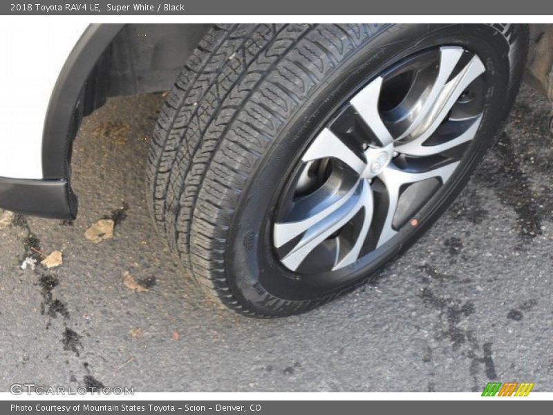 Super White / Black 2018 Toyota RAV4 LE