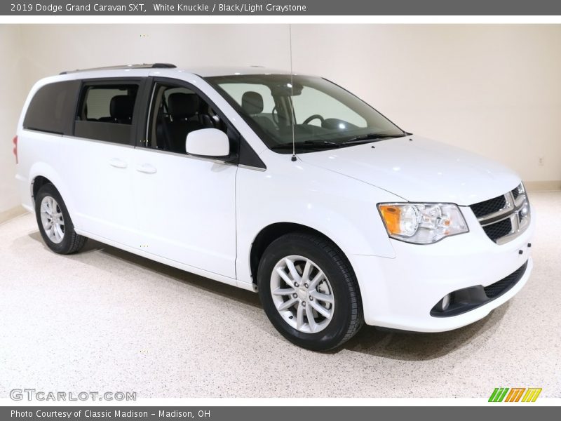 Front 3/4 View of 2019 Grand Caravan SXT