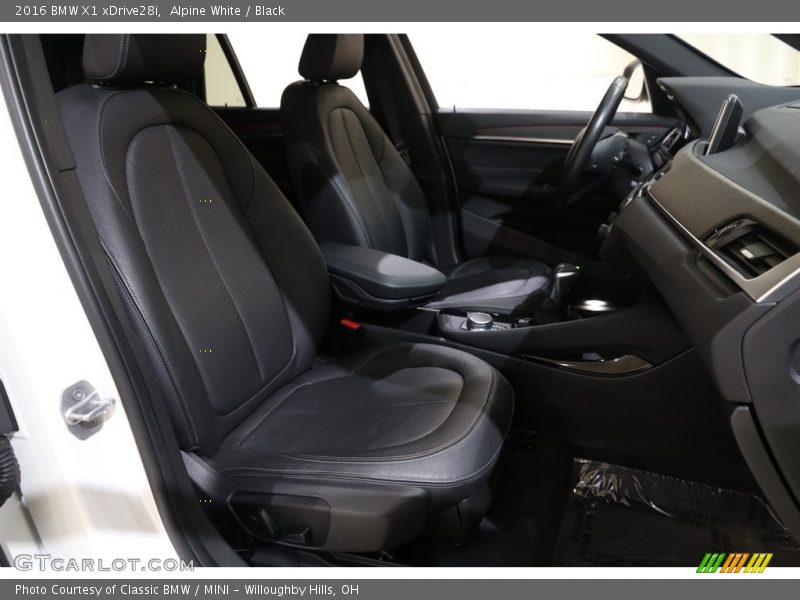 Alpine White / Black 2016 BMW X1 xDrive28i