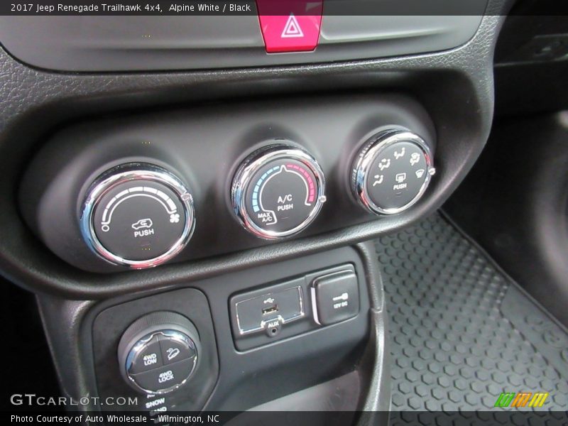 Alpine White / Black 2017 Jeep Renegade Trailhawk 4x4