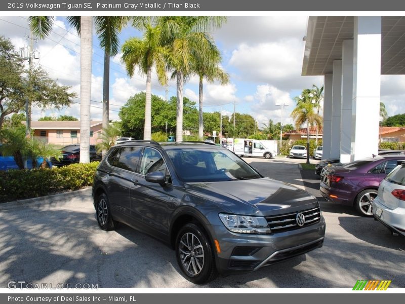 Platinum Gray Metallic / Titan Black 2019 Volkswagen Tiguan SE