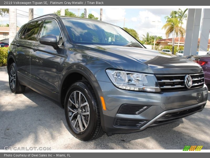 Platinum Gray Metallic / Titan Black 2019 Volkswagen Tiguan SE