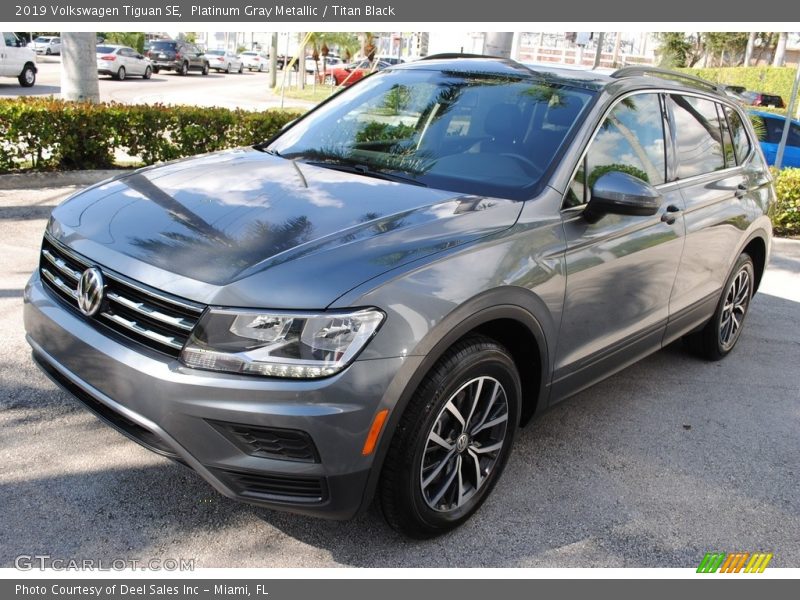Platinum Gray Metallic / Titan Black 2019 Volkswagen Tiguan SE