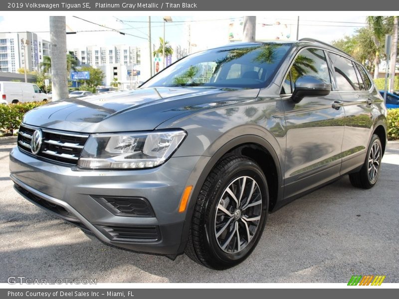 Platinum Gray Metallic / Titan Black 2019 Volkswagen Tiguan SE