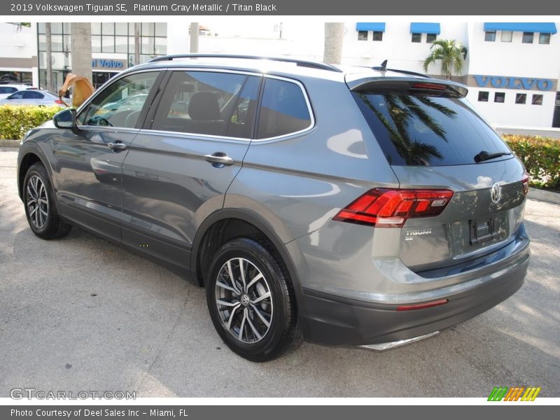 Platinum Gray Metallic / Titan Black 2019 Volkswagen Tiguan SE