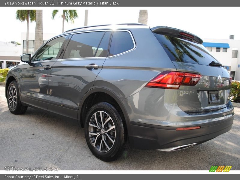 Platinum Gray Metallic / Titan Black 2019 Volkswagen Tiguan SE