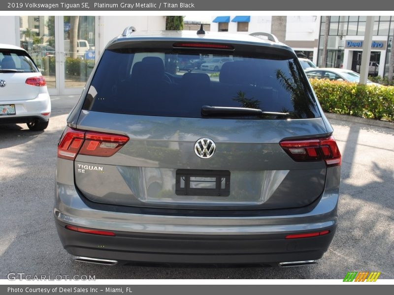 Platinum Gray Metallic / Titan Black 2019 Volkswagen Tiguan SE