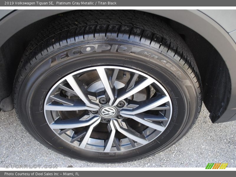 Platinum Gray Metallic / Titan Black 2019 Volkswagen Tiguan SE