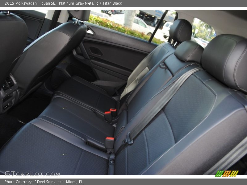 Platinum Gray Metallic / Titan Black 2019 Volkswagen Tiguan SE