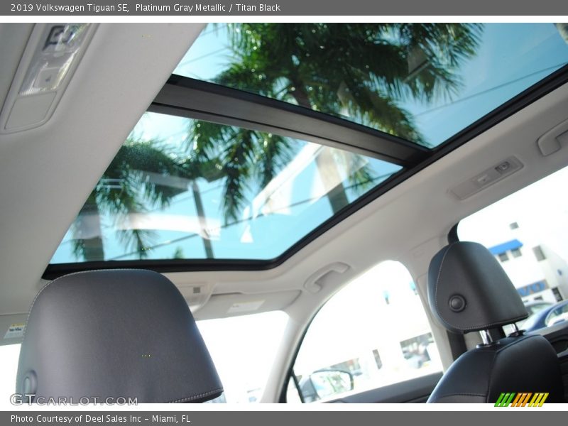 Platinum Gray Metallic / Titan Black 2019 Volkswagen Tiguan SE