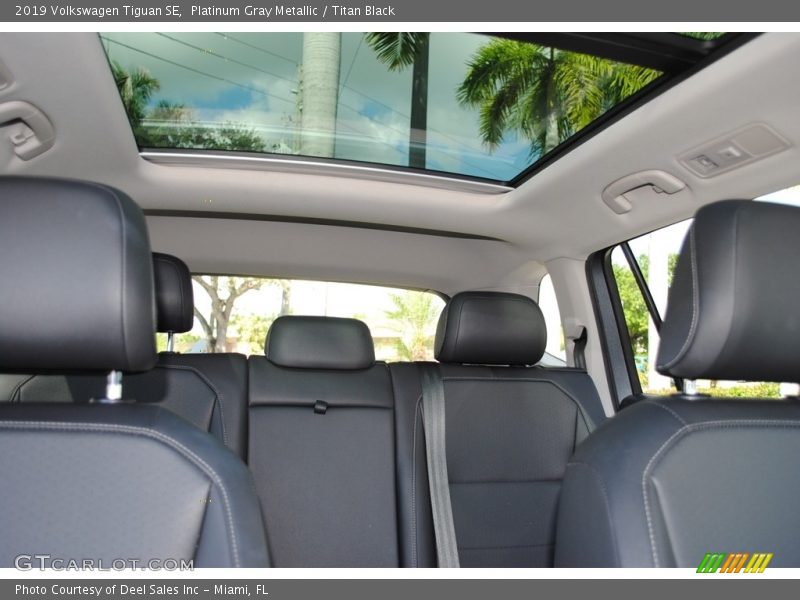 Platinum Gray Metallic / Titan Black 2019 Volkswagen Tiguan SE