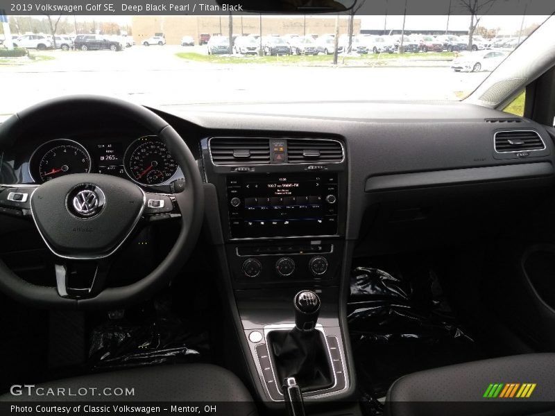 Deep Black Pearl / Titan Black 2019 Volkswagen Golf SE