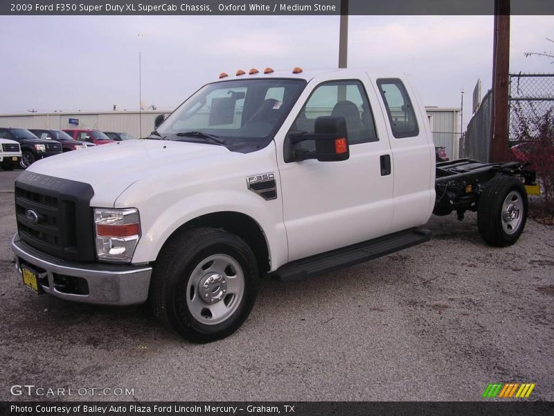 Oxford White / Medium Stone 2009 Ford F350 Super Duty XL SuperCab Chassis