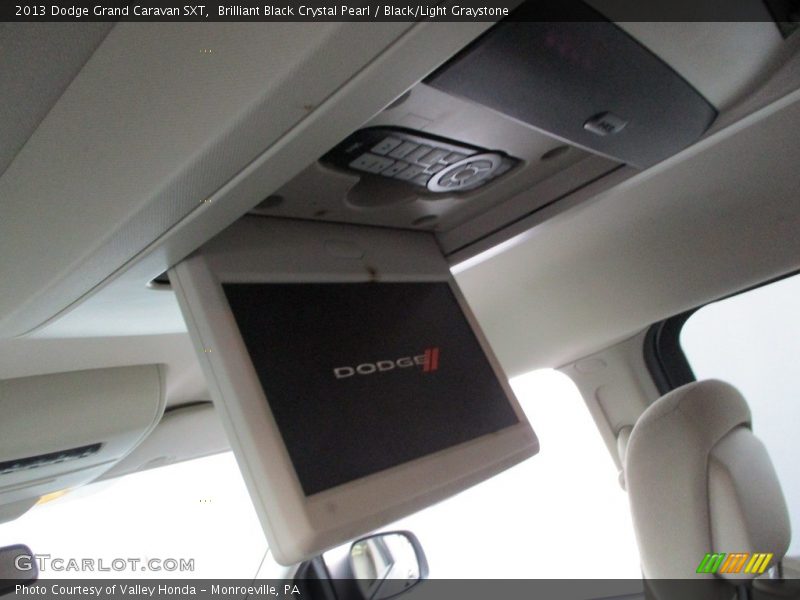 Brilliant Black Crystal Pearl / Black/Light Graystone 2013 Dodge Grand Caravan SXT