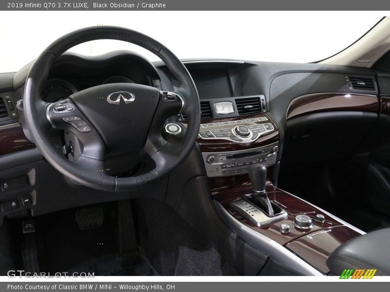 Dashboard of 2019 Q70 3.7X LUXE