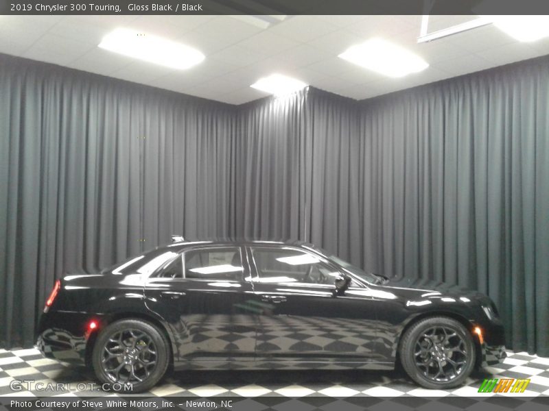 Gloss Black / Black 2019 Chrysler 300 Touring