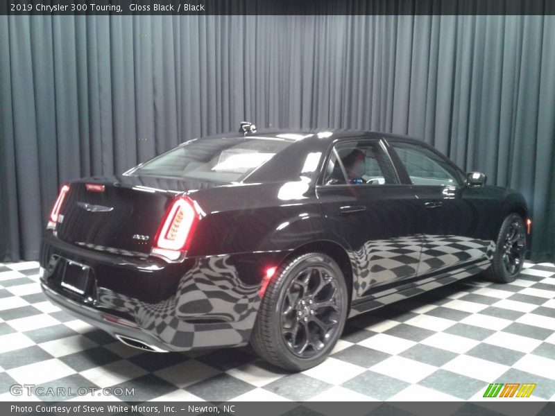 Gloss Black / Black 2019 Chrysler 300 Touring