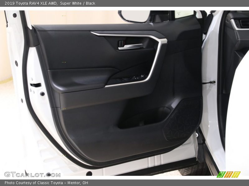 Super White / Black 2019 Toyota RAV4 XLE AWD