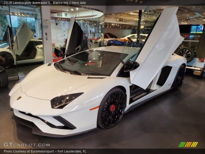 Front 3/4 View of 2018 Aventador S