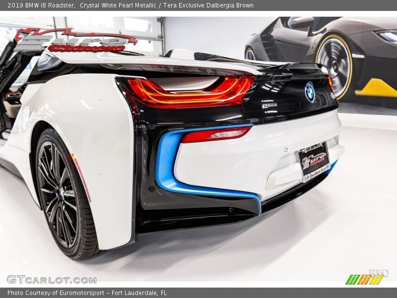Crystal White Pearl Metallic / Tera Exclusive Dalbergia Brown 2019 BMW i8 Roadster