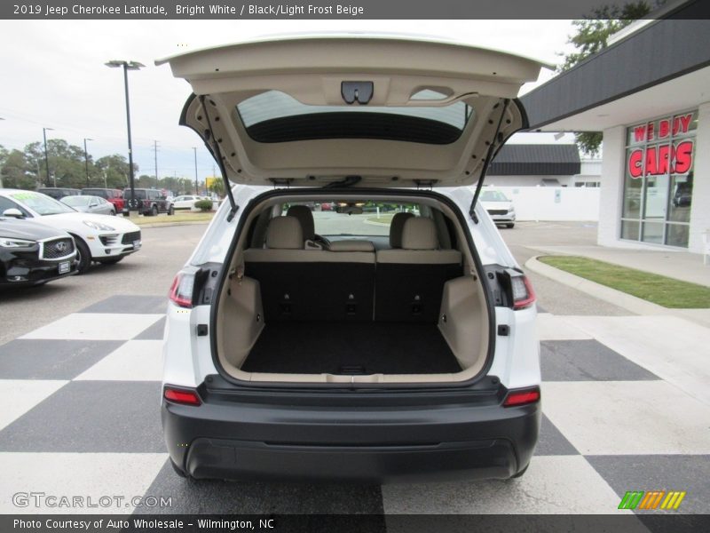 Bright White / Black/Light Frost Beige 2019 Jeep Cherokee Latitude