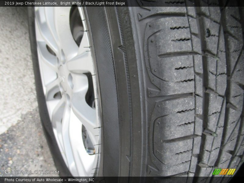 Bright White / Black/Light Frost Beige 2019 Jeep Cherokee Latitude