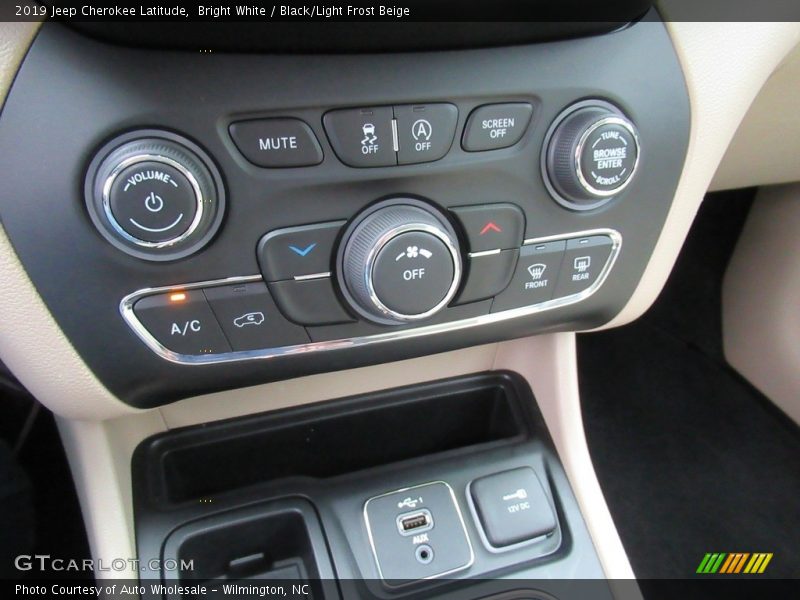 Bright White / Black/Light Frost Beige 2019 Jeep Cherokee Latitude